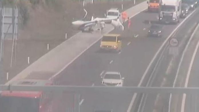 Malé lietadlo núdzovo pristálo na diaľnici v Slovinsku. Tvoria sa dlhé zápchy