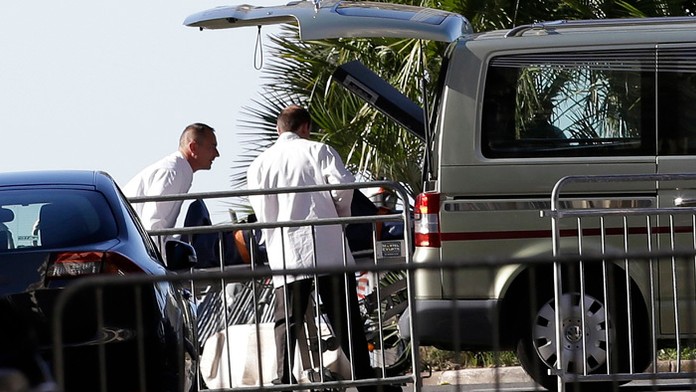 Z promenády odvážajú obete útoku.