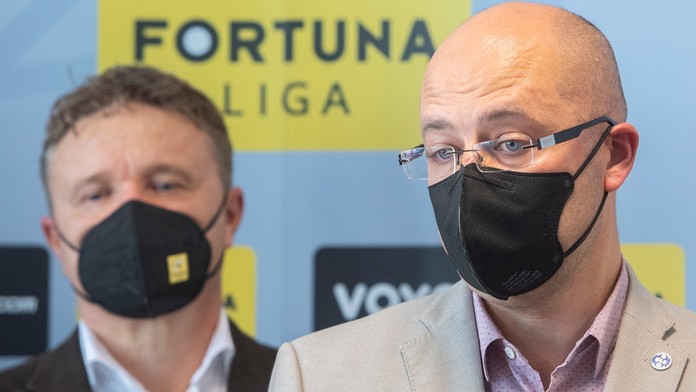 Na snímke zľava prezident Únie ligových klubov (ÚLK) Ivan Kozák a výkonný riaditeľ ÚLK Michal Mertinyák.
