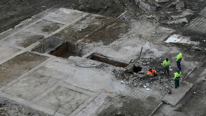 Po výbuchu bytovky zostala len základová doska.