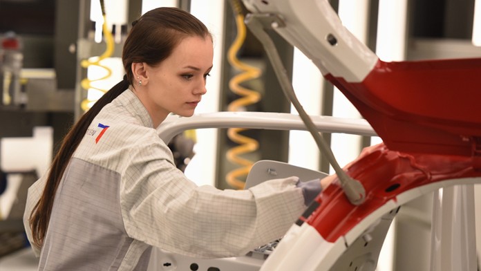 Robotníčka v lakovni závodu PSA Groupe Slovakia v Trnave.