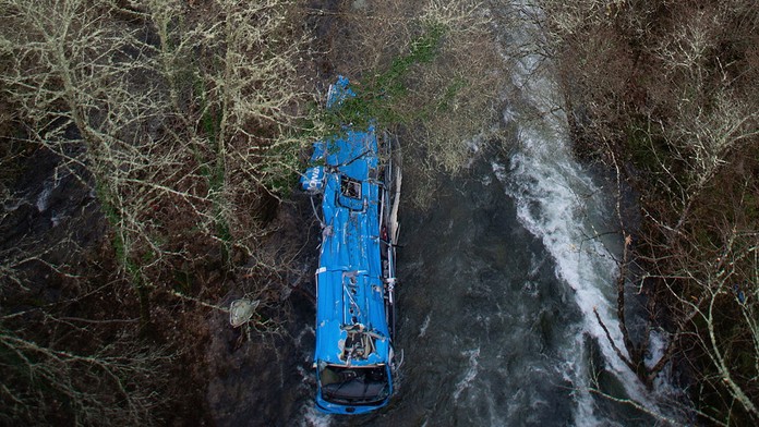 Počet obetí nehody španielskeho autobusu, ktorý sa na Štedrý deň zrútil z mosta, stúpol na sedem