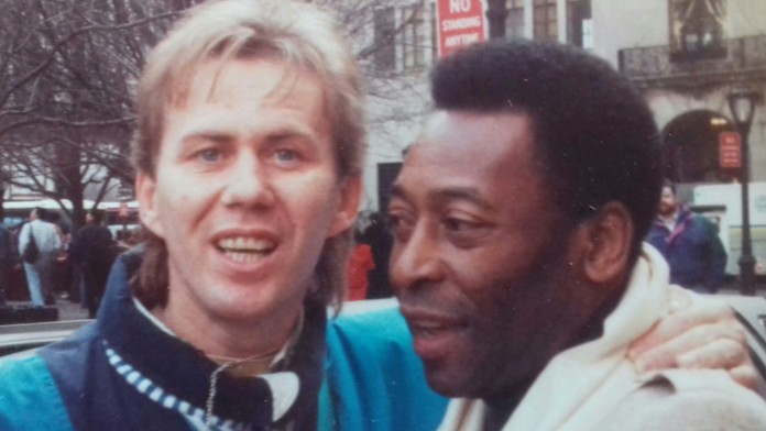 Tridsať rokov po boku kráľa futbalu. Ako sa rodák z Nitry stal manažérom a priateľom Pelého (exkluzívny rozhovor)