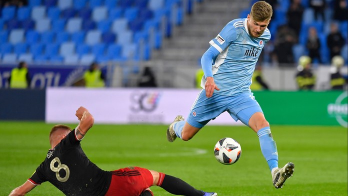 V Slovane sa na trávnik príliš nedostávali. Dvojica hráčov  zamierila na hosťovanie ku konkurencii