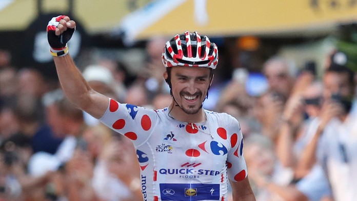 Francúzsky cyklista Julian Alaphilippe oslavuje v cieli víťazstvo