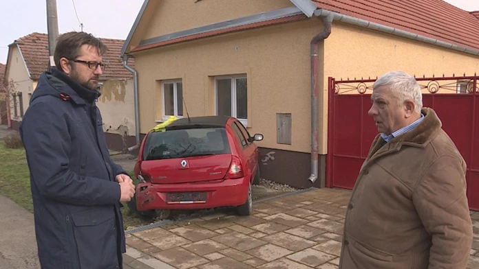 Po nehode, ktorú nezavinil, ostalo pánovi Floriánovi auto vo fasáde domu. 