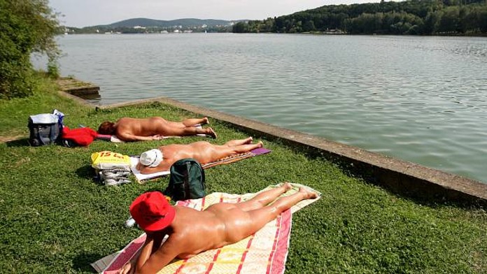 Kuriózna naháňačka v Brne: Nudisti prenasledovali zlodeja, obkľúčili ho nahými telami