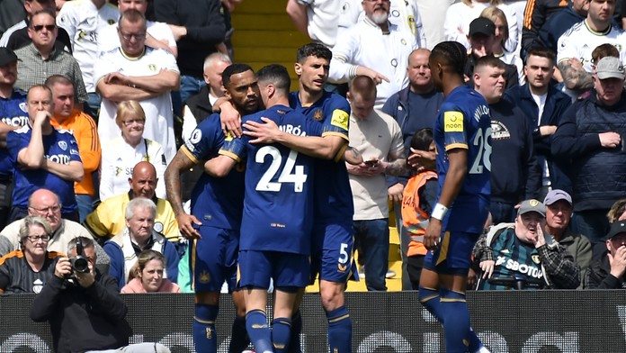 Callum Wilson z Newcastle United sa teší z gólu so spoluhráčmi