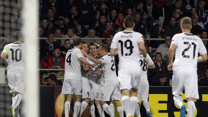 Hráči Viktorie Plzeň oslavujú gól do bránky Olympique Lyon vo futbalovom zápase osemfinále Európskej ligy Olympique Lyon - Vikto