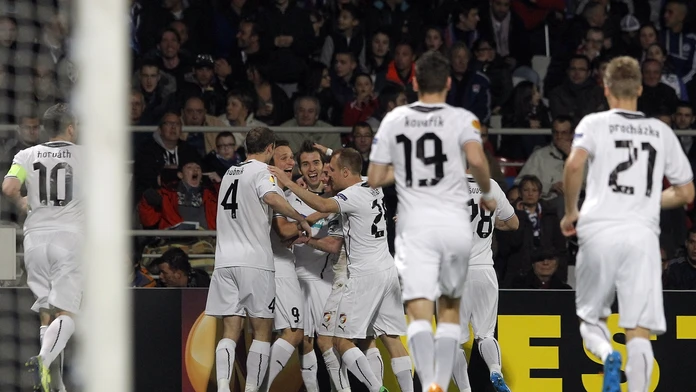 Hráči Viktorie Plzeň oslavujú gól do bránky Olympique Lyon vo futbalovom zápase osemfinále Európskej ligy Olympique Lyon - Vikto