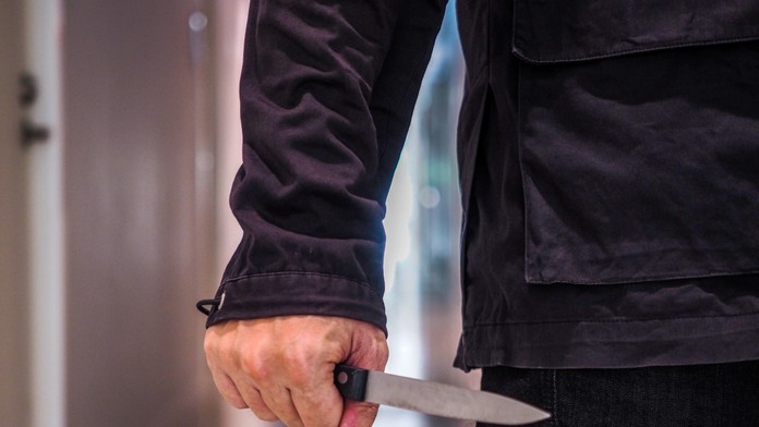 Z lupiča iba hladoš. Muž sa agresívne vlámal k seniorke, keď mu ponúkla sušienky, skrotol