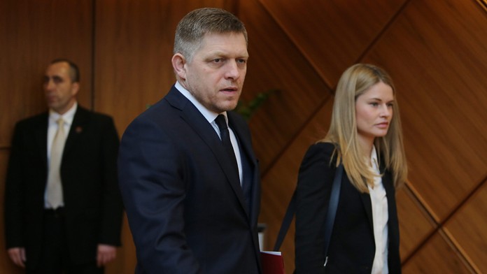 Sprava konateľka RKN Global Europe Marjam Lindsbrová a predmiér Robert Fico pred podpisom investičnej zmluvy.