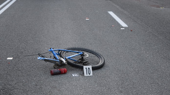 Smrteľná nehoda motorkára a cyklistu.