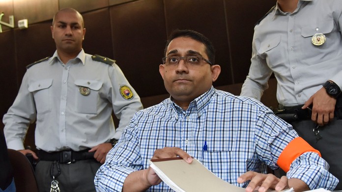 Nishit Tymothy pred súdnym pojednávaním na Okresnom súde Bratislava I.