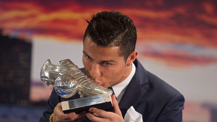 Portugalský útočník Realu Madrid Cristiano Ronaldo bozkáva ocenenie klubu - striebornú kopačku