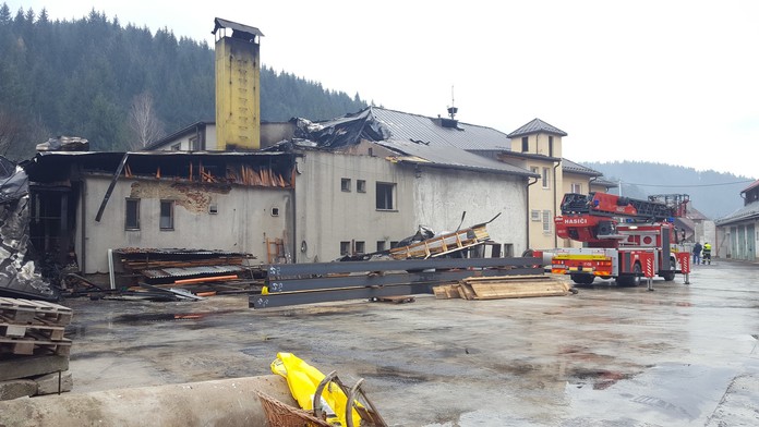 Hasiči zasahovali pri požiari polyfunkčného objektu v obci Korňa.