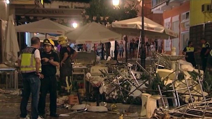 Vážne poškodená kaviareň La Bohemia a trosky pohádzané po ulici v Malage.