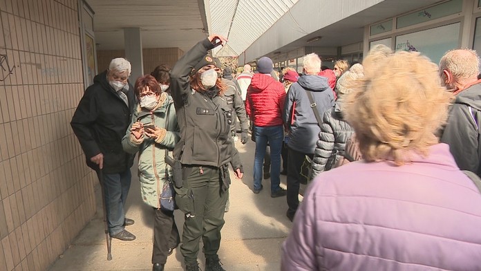Zdravotníci z vakcinačného centra si museli privolať na pomoc políciu