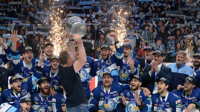 Získal majstrovský titul a piatykrát sa rozlúčil. Tréner Nitry po historickej sezóne mieri do Česka