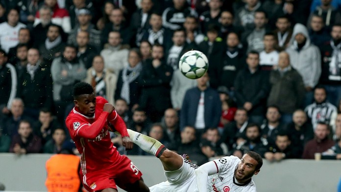 Cenk Tosun (Besiktas) a jeho volej, ktorý skončil v sieti.