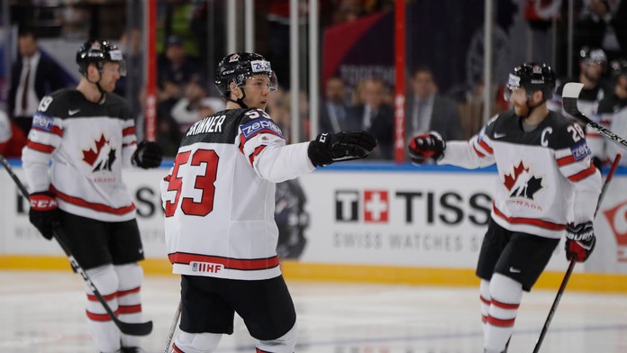 Zľava Kanaďania Mike Matheson, Jeff Skinner a Nate Mackinnon oslavujú gól proti Česku na MS 2017.