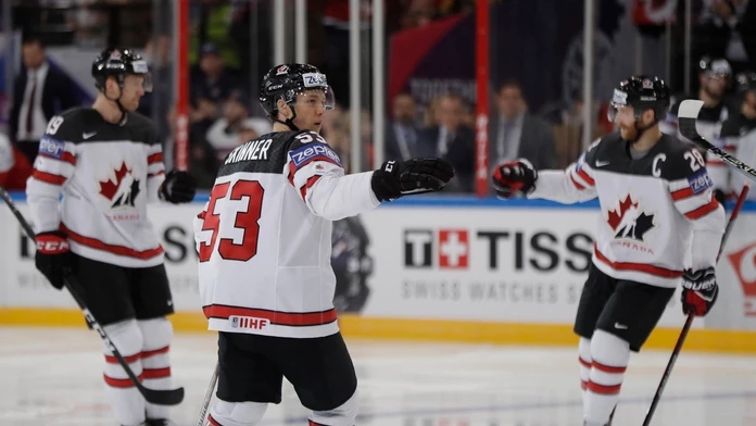 Zľava Kanaďania Mike Matheson, Jeff Skinner a Nate Mackinnon oslavujú gól proti Česku na MS 2017.