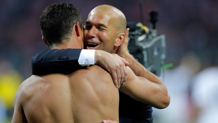 Zidane Zidan objíma Cristiana Ronalda po finále Ligy majstrov 2015/16.