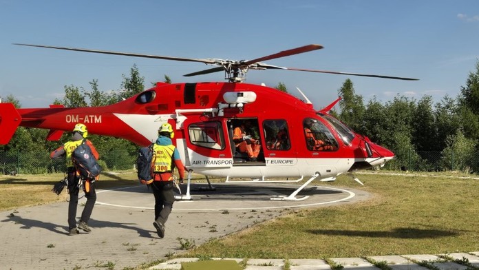 Na snímke posádka Vrtuľníkovej záchrannej a zdravotnej služby z Popradu.