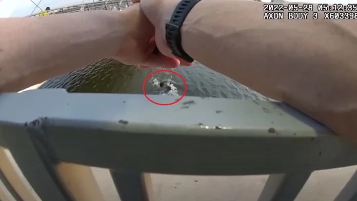 VIDEO: Ja tam za vami neskočím. Policajti odmietli pomôcť mužovi, ten sa utopil v jazere