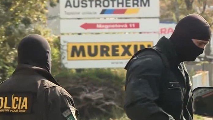 Na snímke policajti NAKA počas zásahu. 