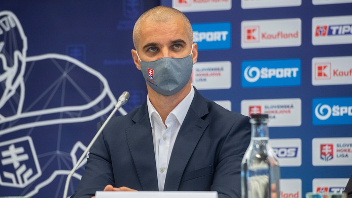 Tréner SR18 Ivan Feneš počas tlačovej konferecie Slovenského zväzu ľadového hokeja.