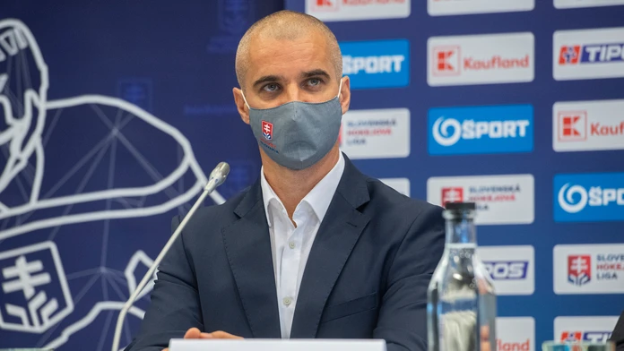 Tréner SR18 Ivan Feneš počas tlačovej konferecie Slovenského zväzu ľadového hokeja.