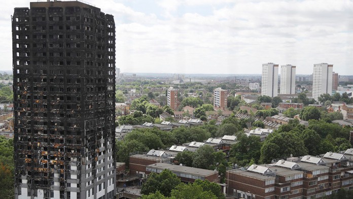Vyhorená výšková obytná budova Grenfell Tower v západnej časti Londýna