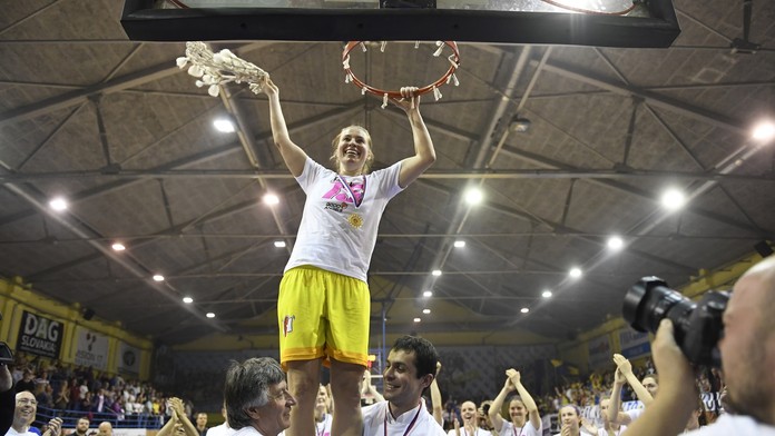 Na snímke kapitánka GA Košice Zuzana Žirková s odrezanou sieťou koša ako trofeje po zisku 15. titulu.