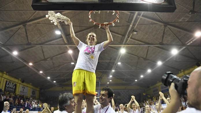 Na snímke kapitánka GA Košice Zuzana Žirková s odrezanou sieťou koša ako trofeje po zisku 15. titulu.
