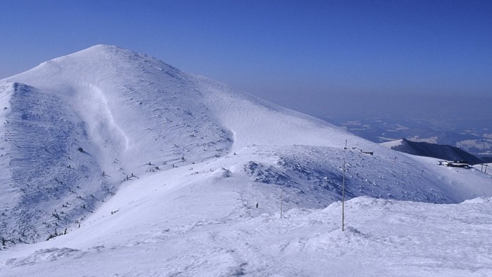 Trvá lavínové nebezpečenstvo, za posledné dni napadli na horách desiatky centimetrov nového snehu