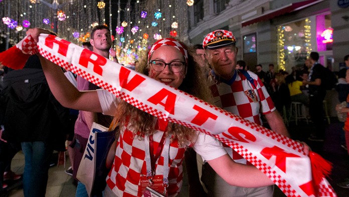 Radujúci sa chorvátski fanúšikovia v Moskve po postupe národného tímu do finále MS.