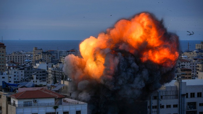 Po izraelskom nálete v meste Gaza stúpa oheň a dym.