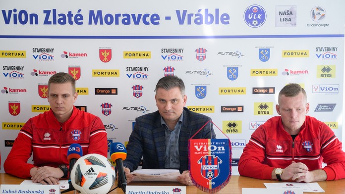 Zľava tréner Zl. Moraviec Ľuboš Benkovský, predseda predstavenstva Martin Ondrejka a Peter Čögley počas tlačovej konferencie