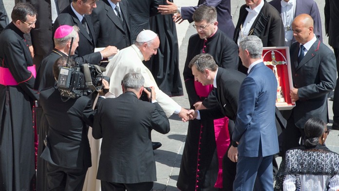 Podpredseda NRSR Béla Bugár a predseda parlamentu Andrej Danko počas krátkeho osobného stretnutia s pápežom Františkom.