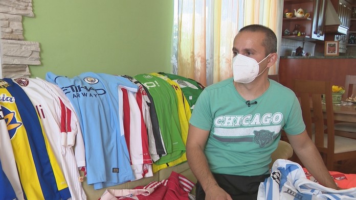 Zberateľ futbalových dresov Zoltán Velebný.