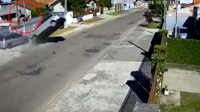 Na videu vidno, ako spolujazdec vyletel cez okno. 