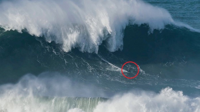 Surfer zdolal rekordnú vlnu.