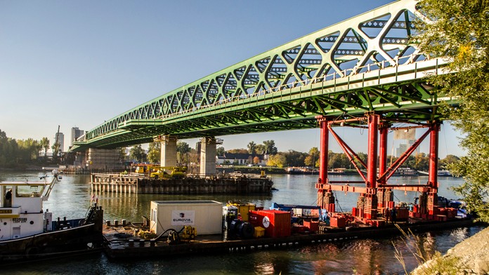 Starý most preklenul Dunaj.