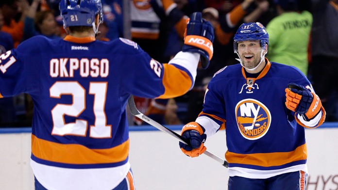 Ľubomír Višňovský (New Yorku Islanders) sa raduje so spoluhráčom Kyleom Okposom po góle.
