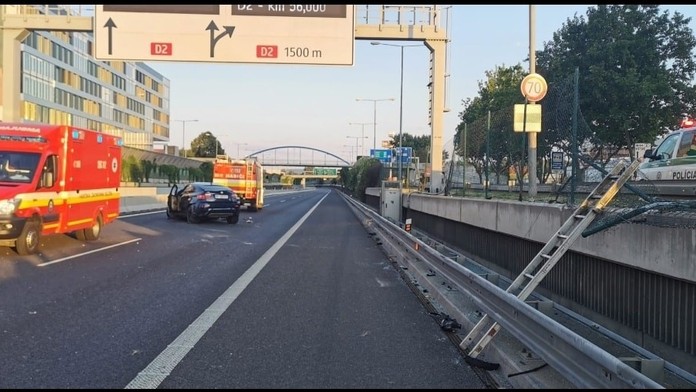 FOTO: Šialená nehoda v Petržalke. Rakúšan prerazil bariéru a s BMW vletel na diaľnicu