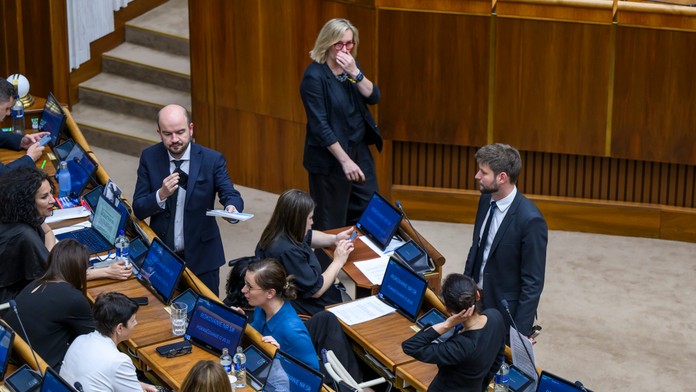 Obrátenie sa na ústavný súd, výzva na vetovanie. Tu sú reakcie opozície na zrušenie RTVS
