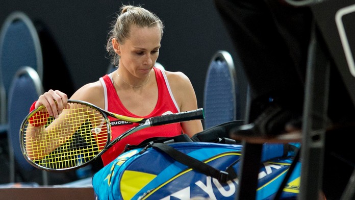 Magdaléna Rybáriková sa balí po prehre 2:0 na sety v singli proti domácej Holanďanke Arantxi Rusovej.