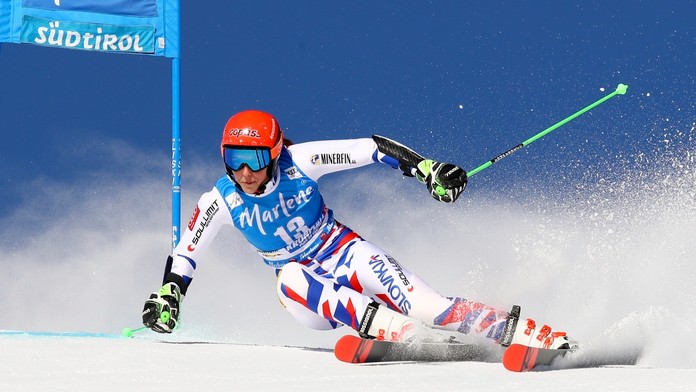 Generálny manažér Tipsport ligy Lintner a vpravo tréner All Stars tímu Slovenska Filc predstavili dres kapitána výberu Radivojev