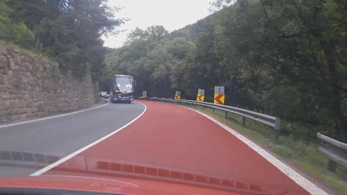 Vozovka s červeným povrchom.